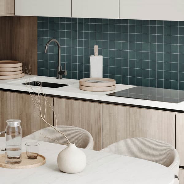 Selvklæbende vinylpanel perfekt til moderne interiør 100x50 cm geometrisk flisemønster
