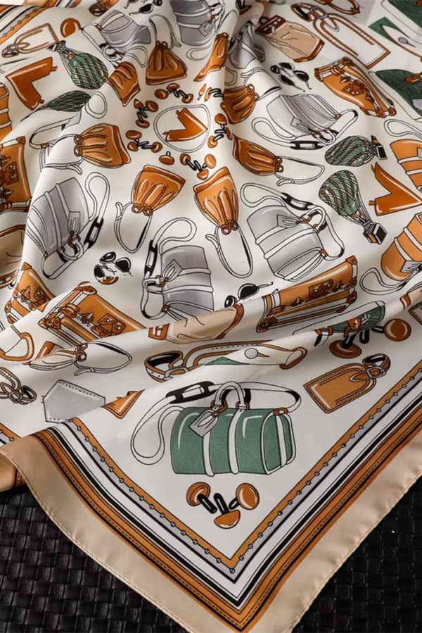 Satintørklæde 70x70 cm - mønster til tasker og accessories i nuancer af grøn og karamel