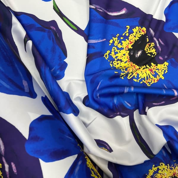 Sidenchiffongtyg med målat blomstermönster vit