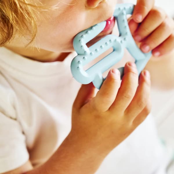 Silikonbitring för bebisar mammas handleksak blå MinikOiOi 1 st.