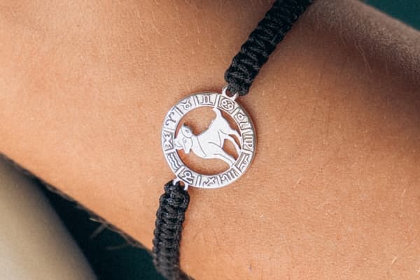 Armbånd med stjernetegnet Vædderen, sølv på sort makrame