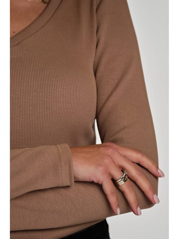 Enkel V-ringad ribbad stickad blus i bomull, beige M