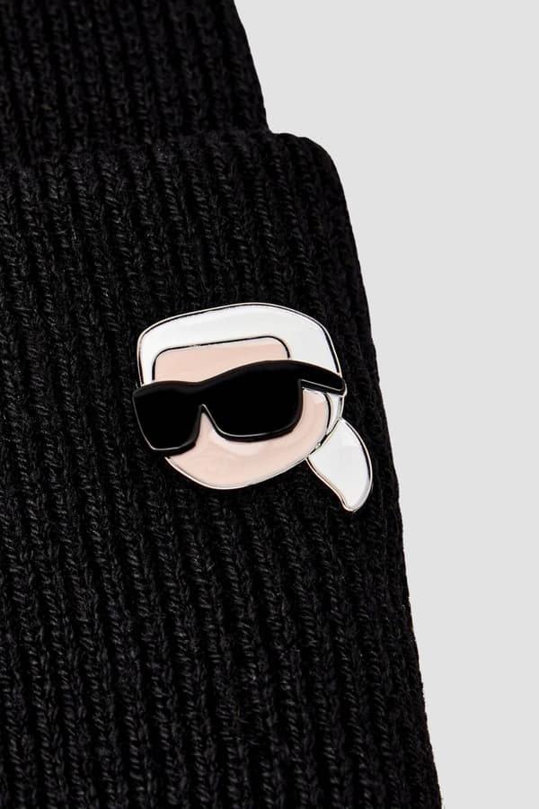 Karl Lagerfeld vintermössa med ikonnål