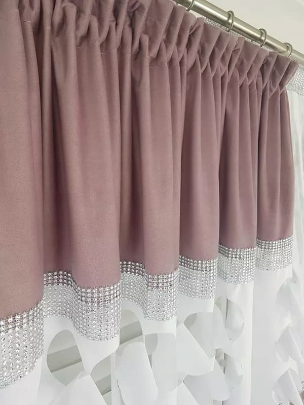 Dekorativt panel med pastelrosa gardiner