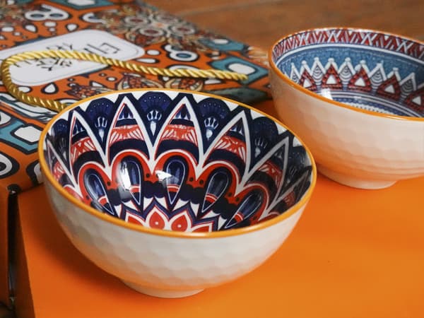 4 kulhon setti syömäpuikoilla