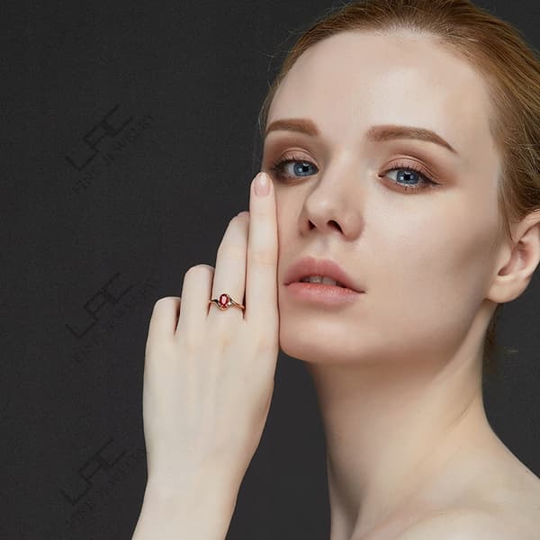 Dameguldring, justerbar, rubinsten, diamantkrystaller