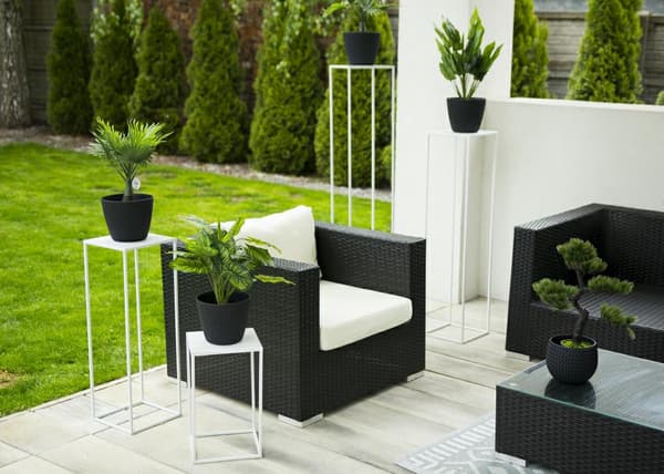Vit modern stående blomställning 130 cm