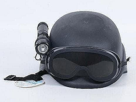 Poliisin kypärä taskulampulla