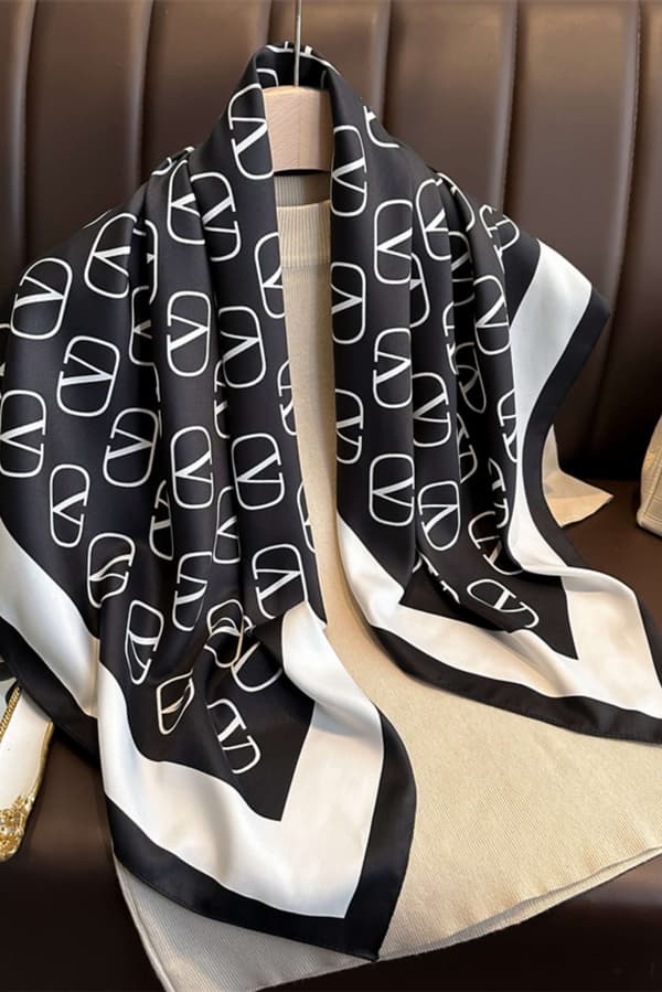 Dametørklæde 90x90 "Sort Monogram" - et elegant imiteret silketørklæde