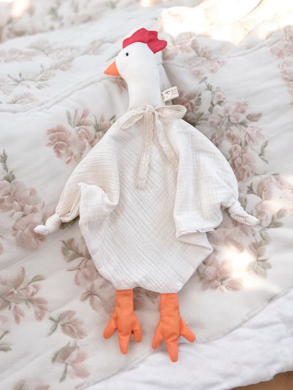 Käsintehty musliinipehmolelu HEN LATTE