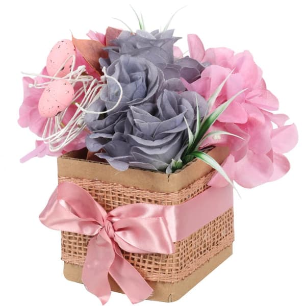 Rosa påskblomlåda med ägg och konstgjorda blommor