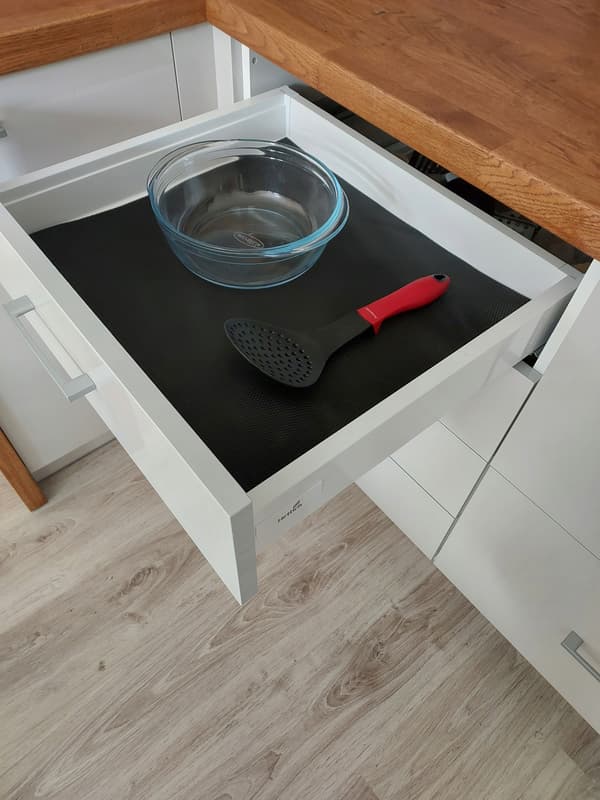 Beskyttelsesmåtte til skuffer og skab 60x5 m sort