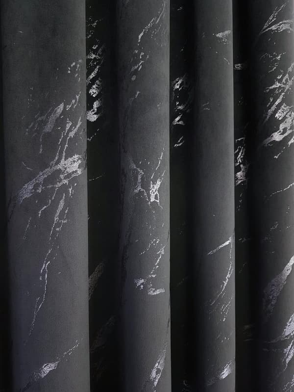 Fløjlsgardin med marmormønster, mørkegrå med sølvregn