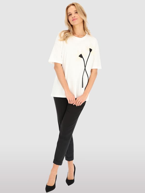 Damebluse i bomuld med blomsterapplikation