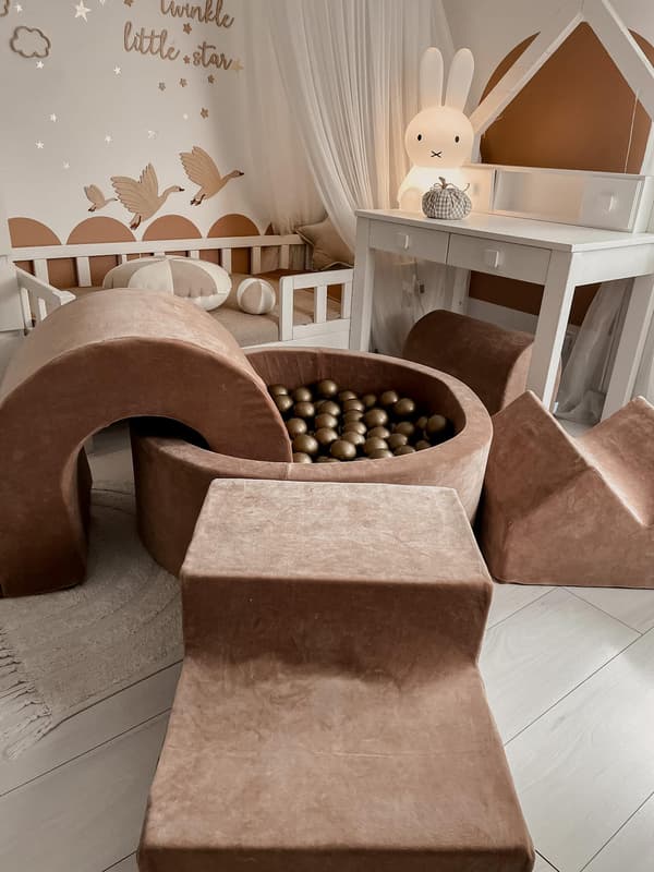 Fløjlsblød mørk beige skumlegepladsbakker