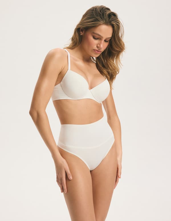 SLIM Esotiq muotoilevat stringit | kermanvärinen M
