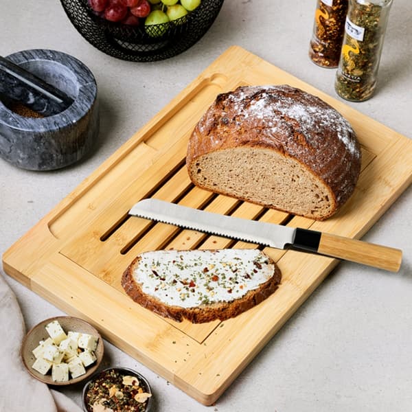Skärbräda för bröd i bambu med kniv och smulbricka