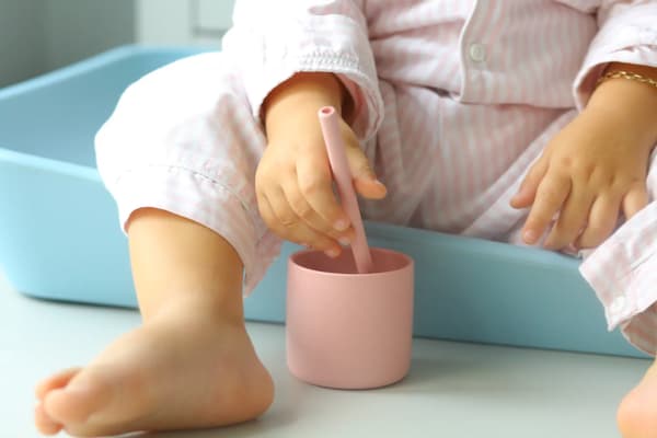 Silikonmugg för barn 180 ml 6m+ MinikOiOi Rosa