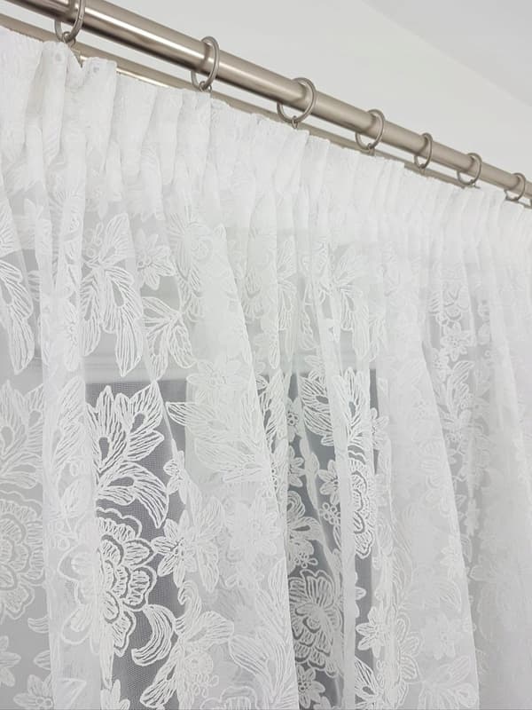 Marquisette gardiner med broderi og rosetgarnering