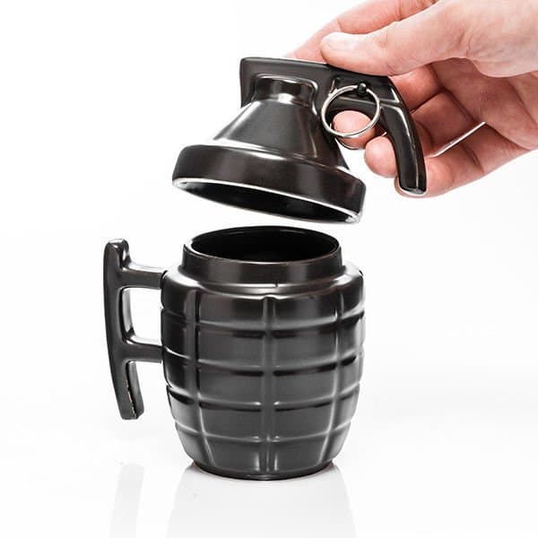 Granatmugg med nål - SVART