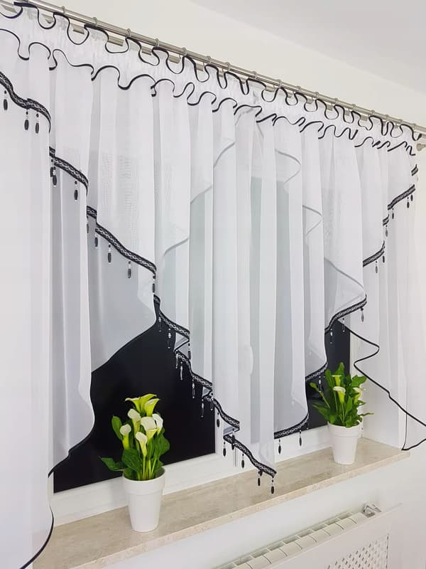 Färdig gardin med pärlor - svart och vitt