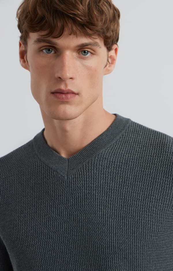 Mikromønstret sweater med v-hals M