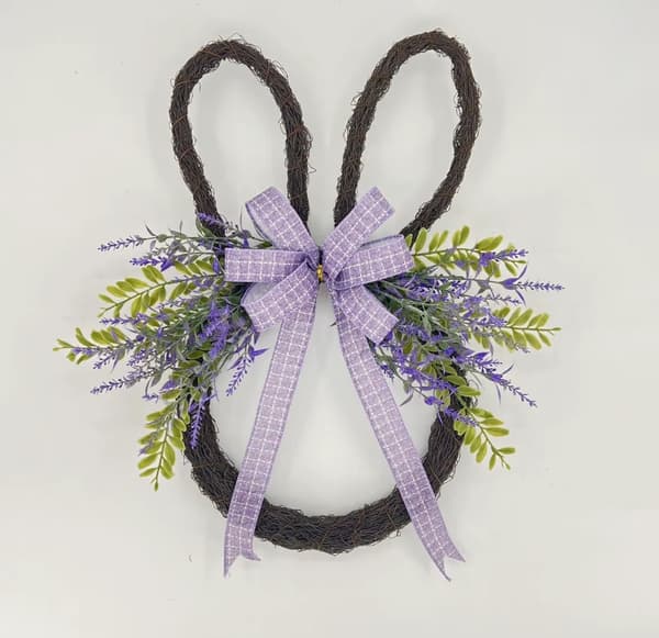 Påskeharedørkransdekoration med lavendel