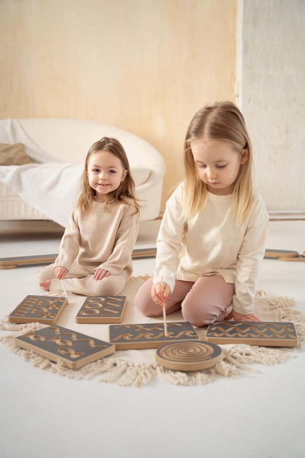 Set med 6 grafomotoriska brädor - grå