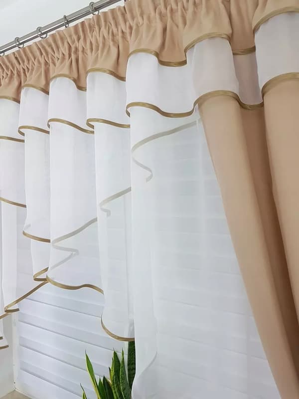 Färdig gardin med ljusbruna draperier
