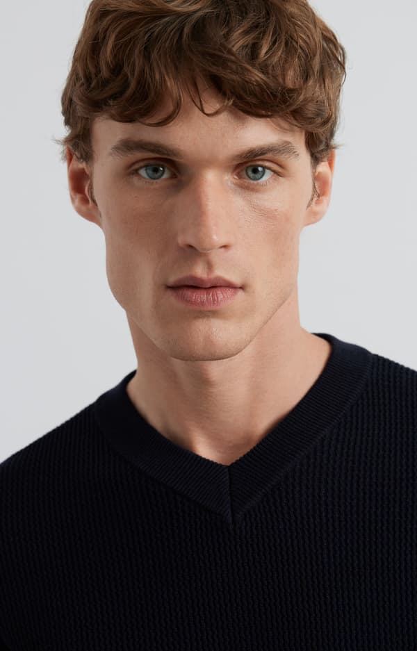 Mikromønstret sweater med v-hals L