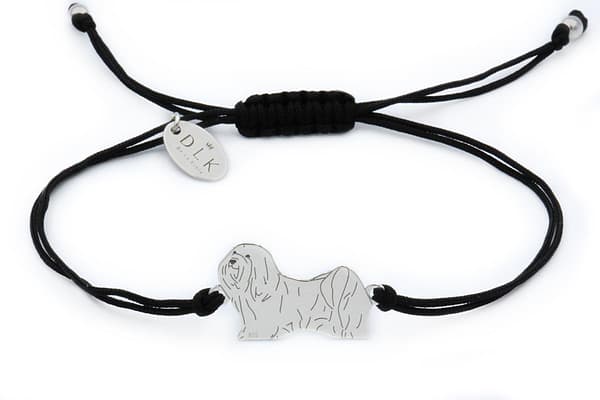Hopeinen havanese-koiranrannekoru narussa