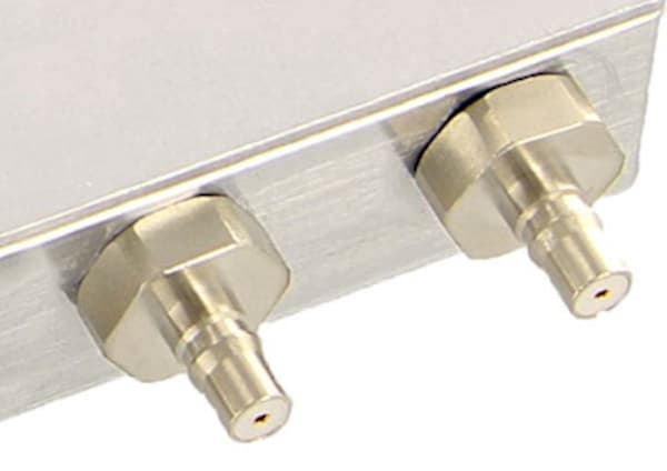 Vandtæt adapter fra QMA-stik til SMA-RP-stik