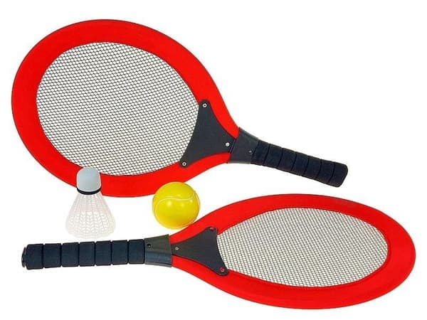 Tennisracketar med badmintonboll och boll