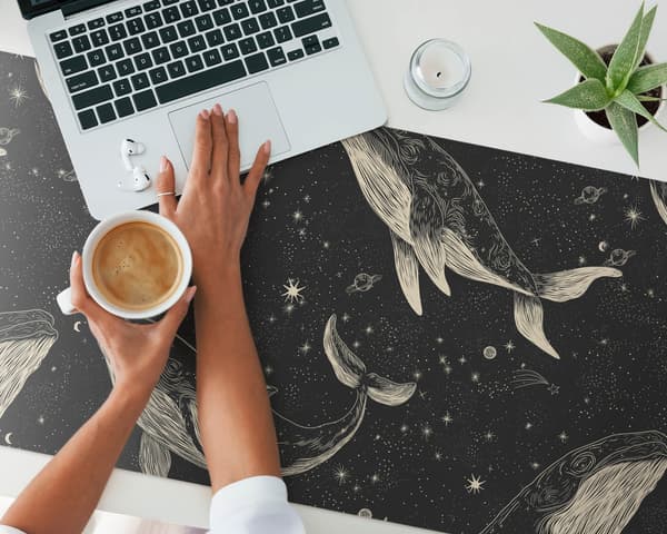 Skyttesmåtte til skrivebord på arbejdsplads - Rumvæsner 120x60 cm