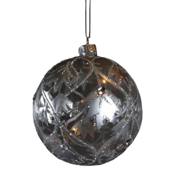 Transparent glaskula med silverdekoration och glasbitar
