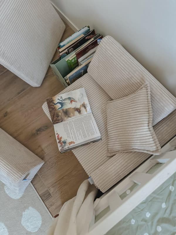 Lille trekant til Corduroy Graphite Sofa