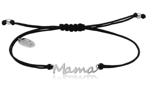 Rannekoru narussa, jossa hopeanvärinen MAMA-teksti