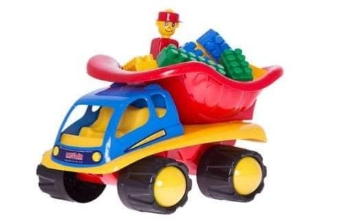 Kippiauto palikoilla
