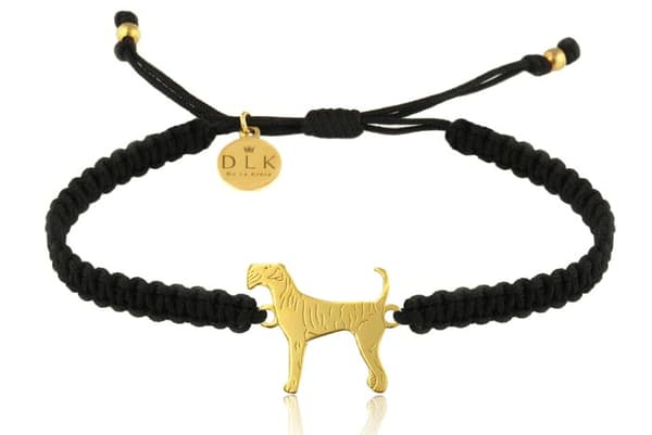 Armband med en gyllene Airedaleterrier på makramé