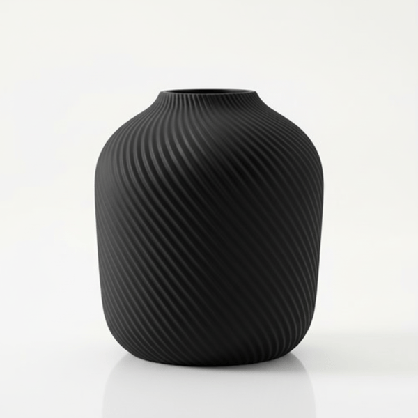 Moderne, minimalistisk, rillet sort vase til blomster og græsser
