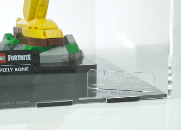 Displayetui til Lego 77072 Pelly Bone Fortnite, sort baggrund