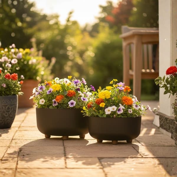 Sæt med terrakotta blomsterskåle på ben af genbrugsmateriale, sorte, 2 stk.