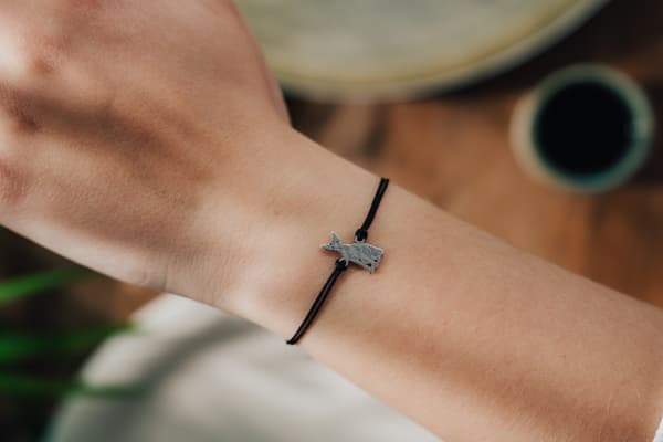 Sølv sfinks kat armbånd på en snor