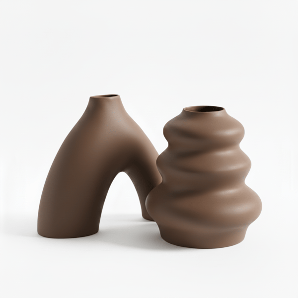 Et moderne sæt med 2 dekorative brune vaser med et minimalistisk design.