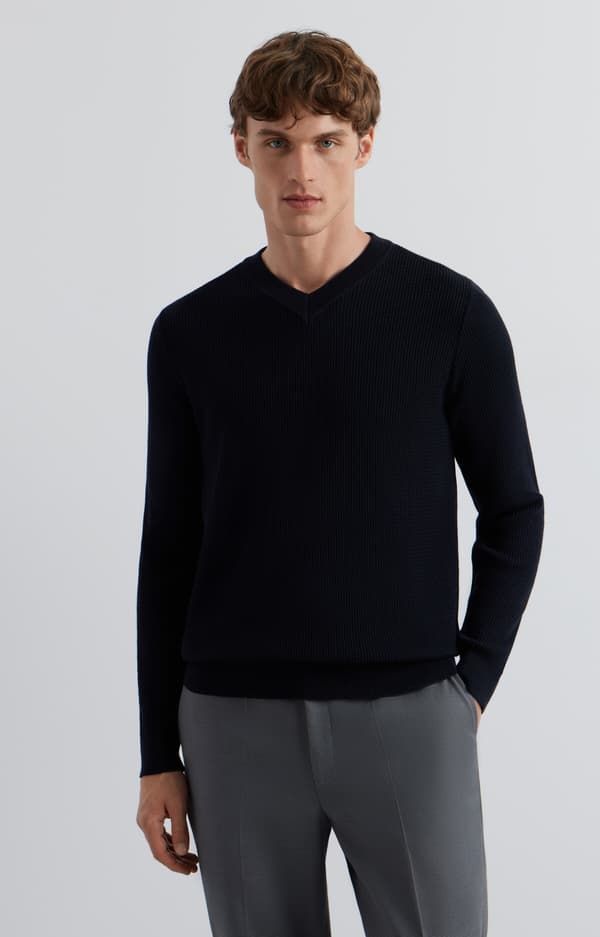 Mikromønstret sweater med v-hals L