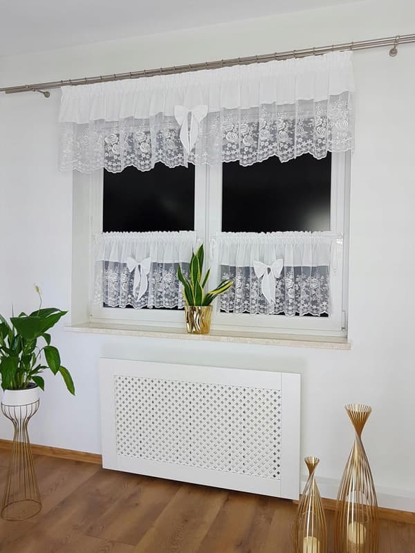 Köksgardiner med broderade rosor, set