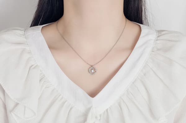Smyckeset med månskenseffekt i silveropal Elegant gåva