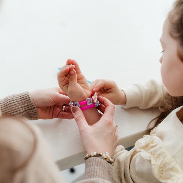 BARBIE 3 ARMBÅND OG 18 CHARMS