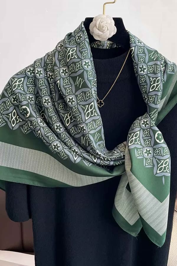 Grön halsduk för kvinnor 90x90 - geometrisk elegans i flaskgrönt