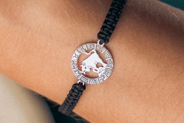 Armbånd med stjernetegnet TYREN, sølv på sort makrame